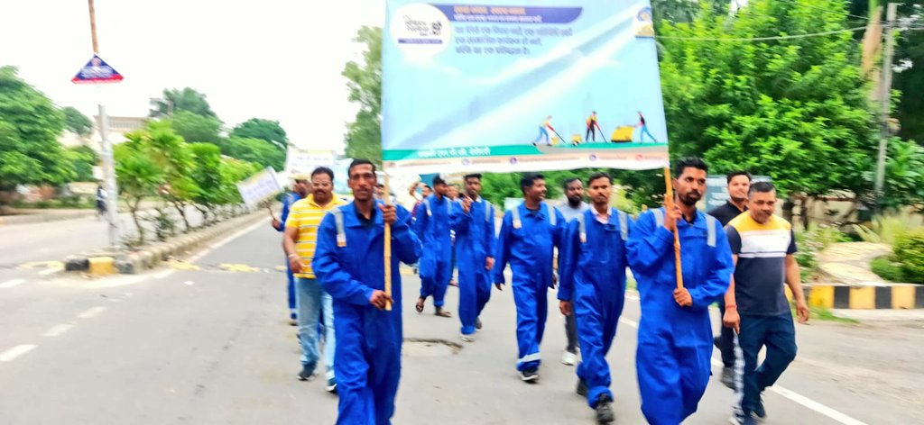 Bharatgas_Roorkee (@bpclroorkee) on Twitter photo #SwachhataPakhwada
Prabhat pehri was organised by #BPCL #RoorkeeLPG from the #Ganga Canal to #Roorkee railway station.
<a href="/cmdbpcl/">CMD BPCL</a>
<a href="/BPCLimited/">Bharat Petroleum</a> <a href="/kumarsantbpcl/">santosh kumar</a> <a href="/RamanMalik02/">Raman Malik</a> <a href="/guptap4168/">PEEYUSH GUPTA</a> <a href="/PetroleumMin/">Ministry of Petroleum and Natural Gas #MoPNG</a> <a href="/BPCL_StateDelhi/">Bharatgas State Delhi Haryana & Uttrakhand</a> #SwachhataPakhwada
Prabhat pehri was organised by #BPCL #RoorkeeLPG from the #Ganga Canal to #Roorkee railway station.
<a href="/cmdbpcl/">CMD BPCL</a>
<a href="/BPCLimited/">Bharat Petroleum</a> <a href="/kumarsantbpcl/">santosh kumar</a> <a href="/RamanMalik02/">Raman Malik</a> <a href="/guptap4168/">PEEYUSH GUPTA</a> <a href="/PetroleumMin/">Ministry of Petroleum and Natural Gas #MoPNG</a> <a href="/BPCL_StateDelhi/">Bharatgas State Delhi Haryana & Uttrakhand</a>