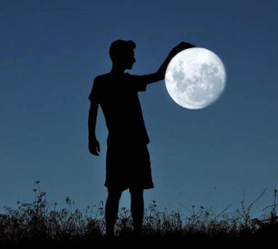 manucastroa's tweet photo. @Reporte_Futbol @libermanmartin @ChavoFuchs @DanielRetamozo @pipinovellook @Eze_sosa @CLMerlo @AgustinSileo Fotógrafo capta el momento en el que un chico sostiene la luna..... 😱 https://t.co/zWvGxnjoiC