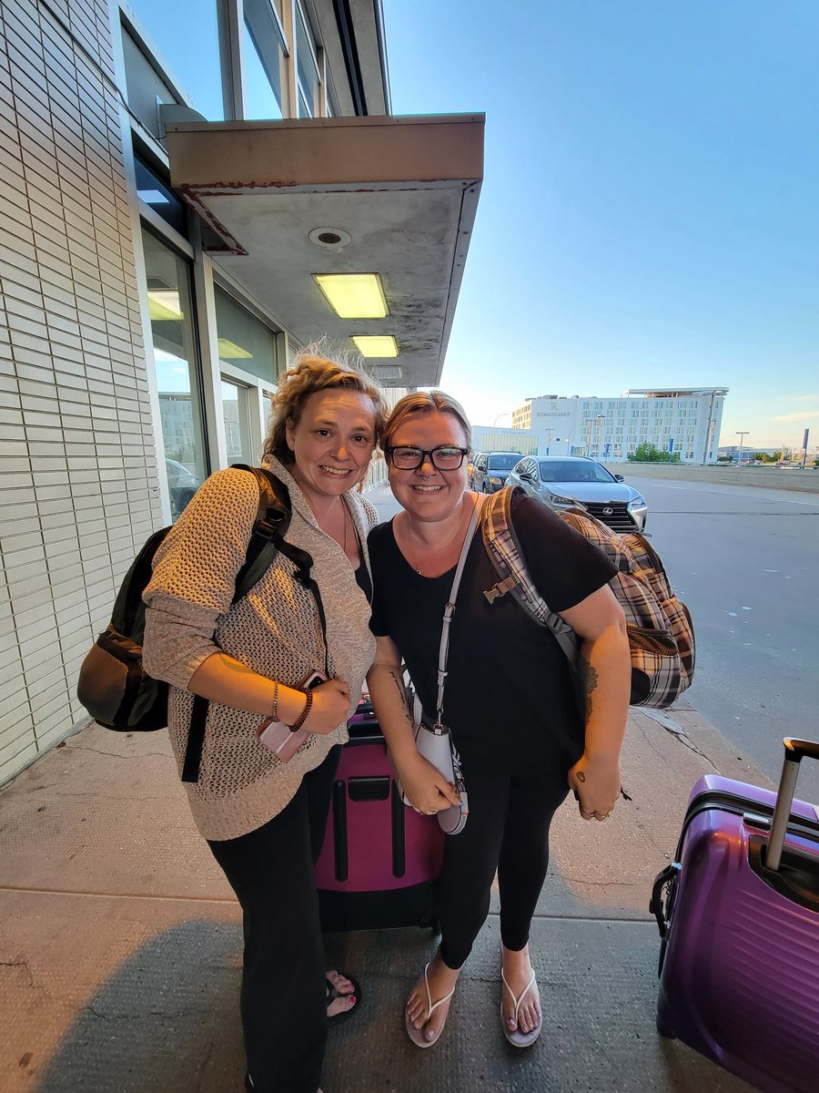 Music_BooksXx's tweet photo. Eep!! @littlest5sosfan and I are all checked in!! https://t.co/LMizlZkp1h
