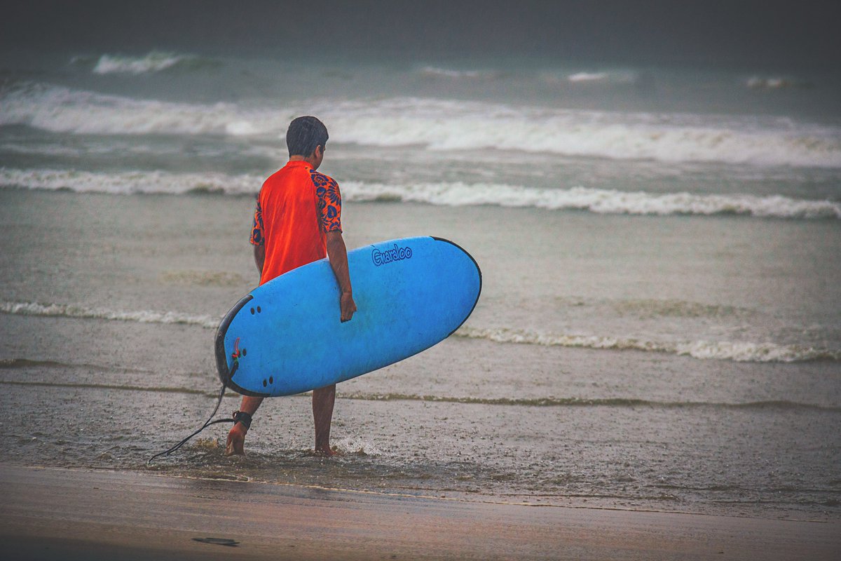 S_MorningLight's tweet photo. RAIN OR SHINE
A young #surfer braves the southwest #monsoon at #WeligamaBay. May 2022.
More@ https://t.co/aIt8yKx1JC
#travelphotography #beachholiday #beachesofsrilanka #bestbeaches #destination_SriLanka #indianocean #monsoon #rain #sosrilanka #sports #SriLanka #canonsrilanka https://t.co/nkdZ5NFnoP