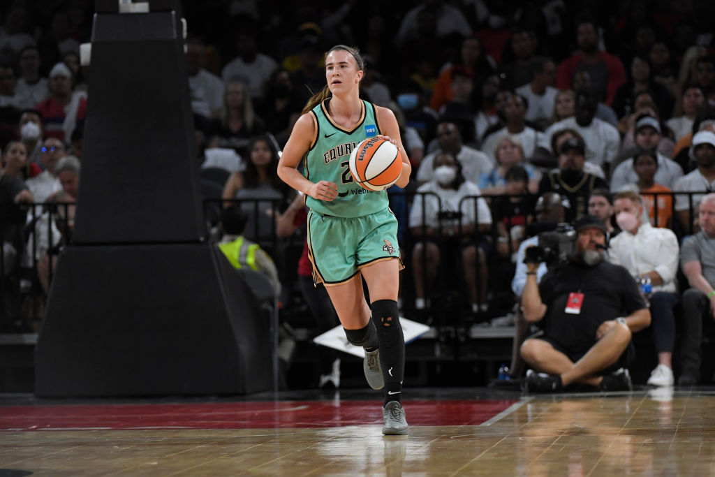 RT @ESPNStatsInfo: Sabrina Ionescu is the first player with a 30-point triple-double in WNBA history. https://t.co/ThepTk7sJb