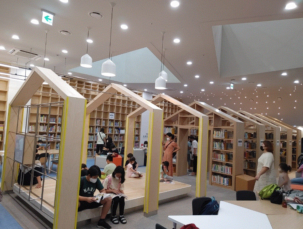 [별빛마루도서관]
별빛마루도서관이 7월 6일 개관했습니다~!🥳💖
메인홀의 벽면은 초등학생 공모작품으로 채워졌고, 어린이자료실은 독서삼매경인 친구들이 보이네요~🥰
이 외에도 다양한 공간들이 준비되어 있으니 많은 이용 부탁드립니다~😀