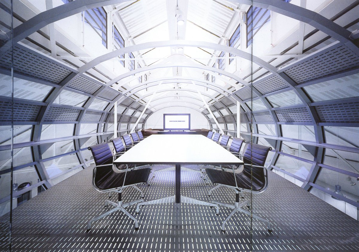 y2k_aesthetic's tweet image. Thread: Selections of turn-of-the-millennium office spaces from the book, 'The 21st Century Office' (2003)

1. Cellular Operations - Swindon UK (2000)
2. Fritzsch &amp;amp; Mackat - Germany (2001) 
3. Pricewaterhouse Coopers - Philadelphia US (1999)
4. Sony - London, UK (2000)