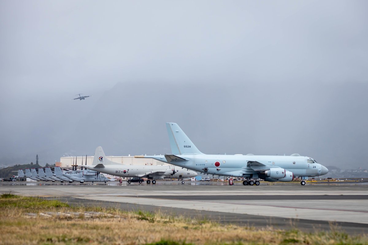🛬💪 An <a href="/RCAF_ARC/">Royal Canadian Air Force</a> C-17 Globemaster 🇨🇦 dropped off CP-140 Aurora crews and their kit to join American 🇺🇸, Japanese 🇯🇵 and Korean 🇰🇷 #CapableAdaptivePartners on the Hawaiian tarmac for #RIMPAC2022. Maritime aviation is an essential component of sea power.