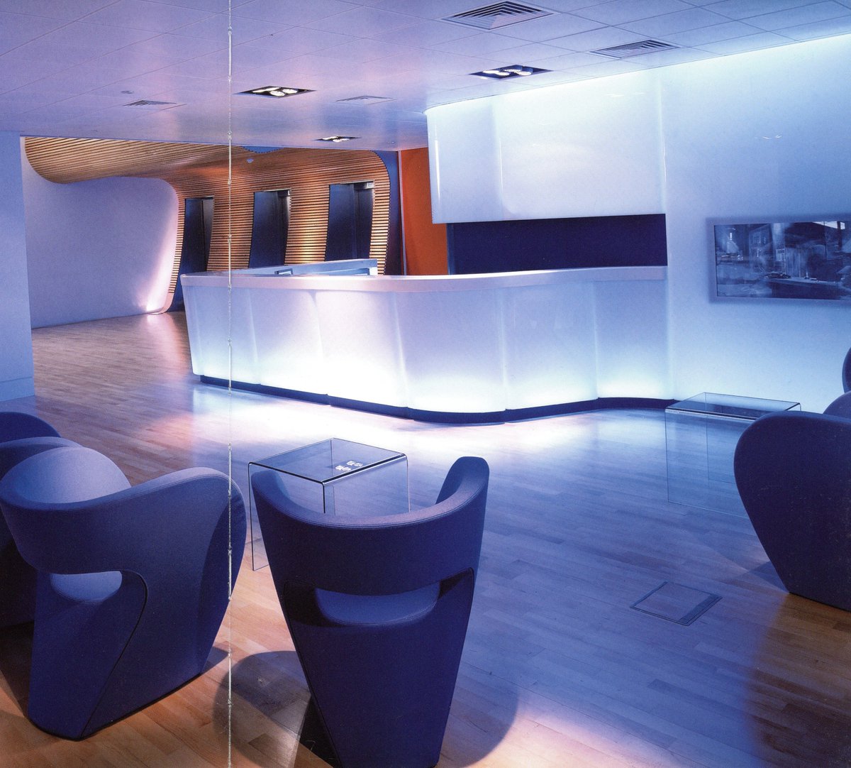 y2k_aesthetic's tweet image. Thread: Selections of turn-of-the-millennium office spaces from the book, 'The 21st Century Office' (2003)

1. Cellular Operations - Swindon UK (2000)
2. Fritzsch &amp;amp; Mackat - Germany (2001) 
3. Pricewaterhouse Coopers - Philadelphia US (1999)
4. Sony - London, UK (2000)