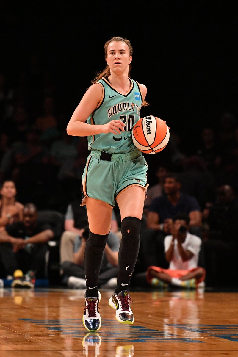 BleacherReport's tweet photo. Sabrina Ionescu becomes the first player in WNBA history to record a 30-point triple double 😳 @HighlightHER

31 PTS
13 REB
10 AST

Wow

(h/t ESPN Stats &amp; Info) https://t.co/SxDhZFJuai
