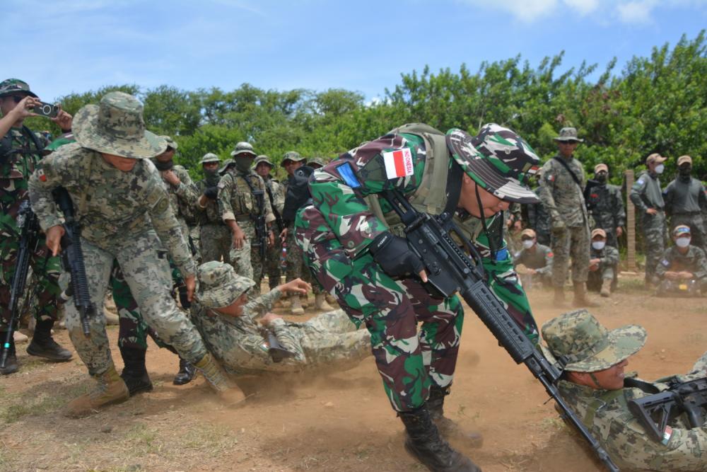 🇮🇩 Indonesian and 🇲🇽 Mexican Marines practiced urban territory combat drills during #RIMPAC2022. The training supports a force that is interoperable, resilient, disruptive to adversaries and competent across the conflict spectrum. 💪

#CapableAdaptivePartners <a href="/_TNIAL_/">TNI Angkatan Laut</a> <a href="/SEMAR_mx/">SEMAR México</a>