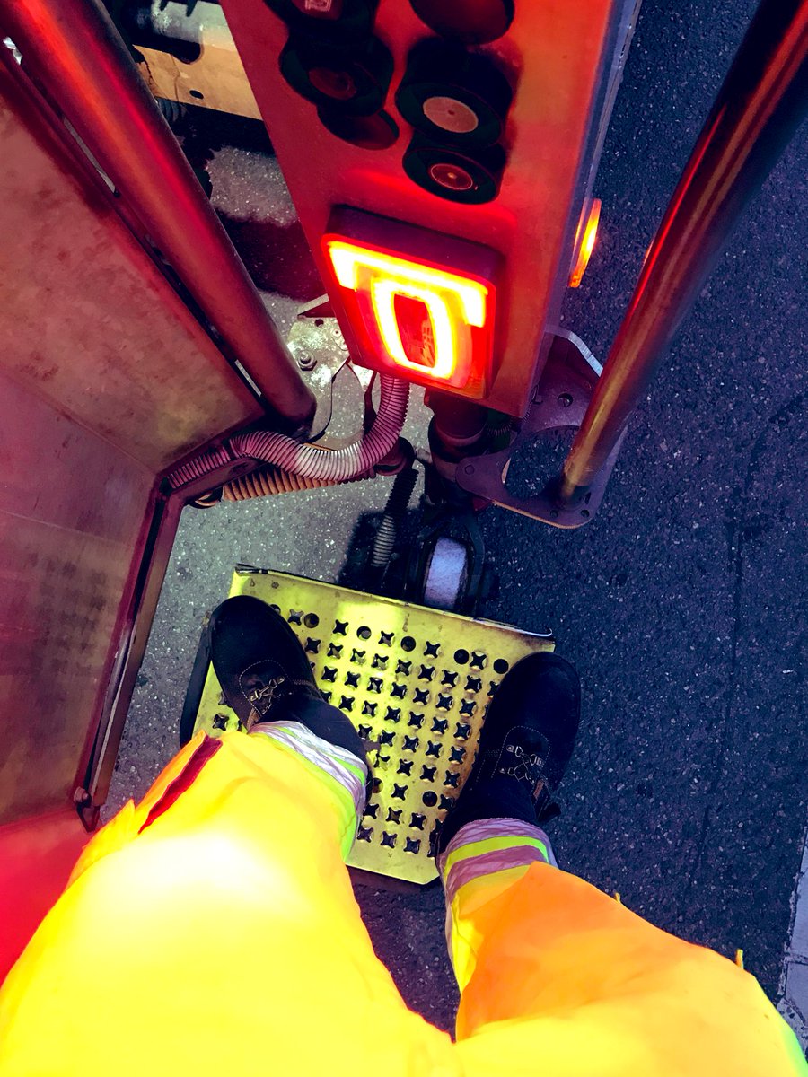eboueursdelyon's tweet photo. Bonjour à vous 😉
Photo en direct du marche pied 😬
Et non, je ne suis ps de la direction de la communication du @grandlyon (comme on a pu me le dire en MP).
Bonne journée ☺️
#lyon #onlylyon #grandlyon #villeurbanne #rippeurs #eboueurs #monjob #job #workinprogress #endirect #live https://t.co/A4eAlGE3v5