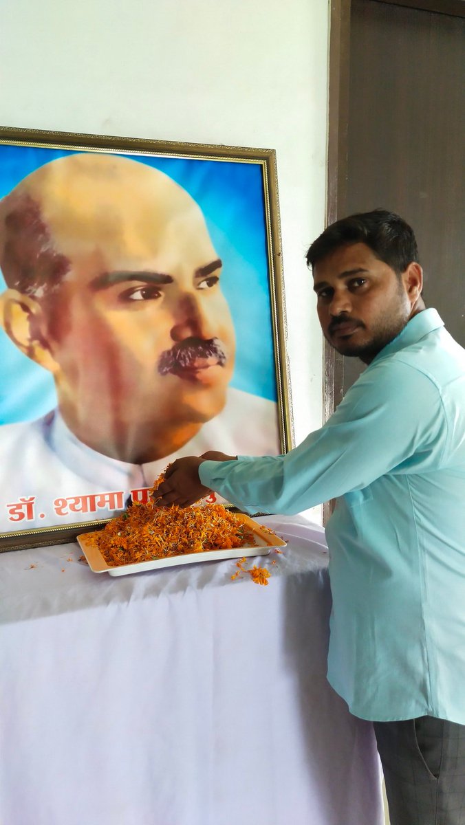 sagar_sahadev's tweet image. #वृक्षारोपण_जनआंदोलन_2022 

जनसंघ के संस्थापक श्रद्धेय डॉ० श्यामा प्रसाद मुखर्जी जी की जयंती के अवसर पर उनके चित्र पर पुष्पांजलि अर्पित कर प्रदेश सरकार द्वारा चलाए जा रहे वृक्षारोपण अभियान के अंतर्गत अपने बूथ पर सूर्यकुंड पर्यटन विभाग में वृक्षारोपण किया।
#bjputtarpradesh