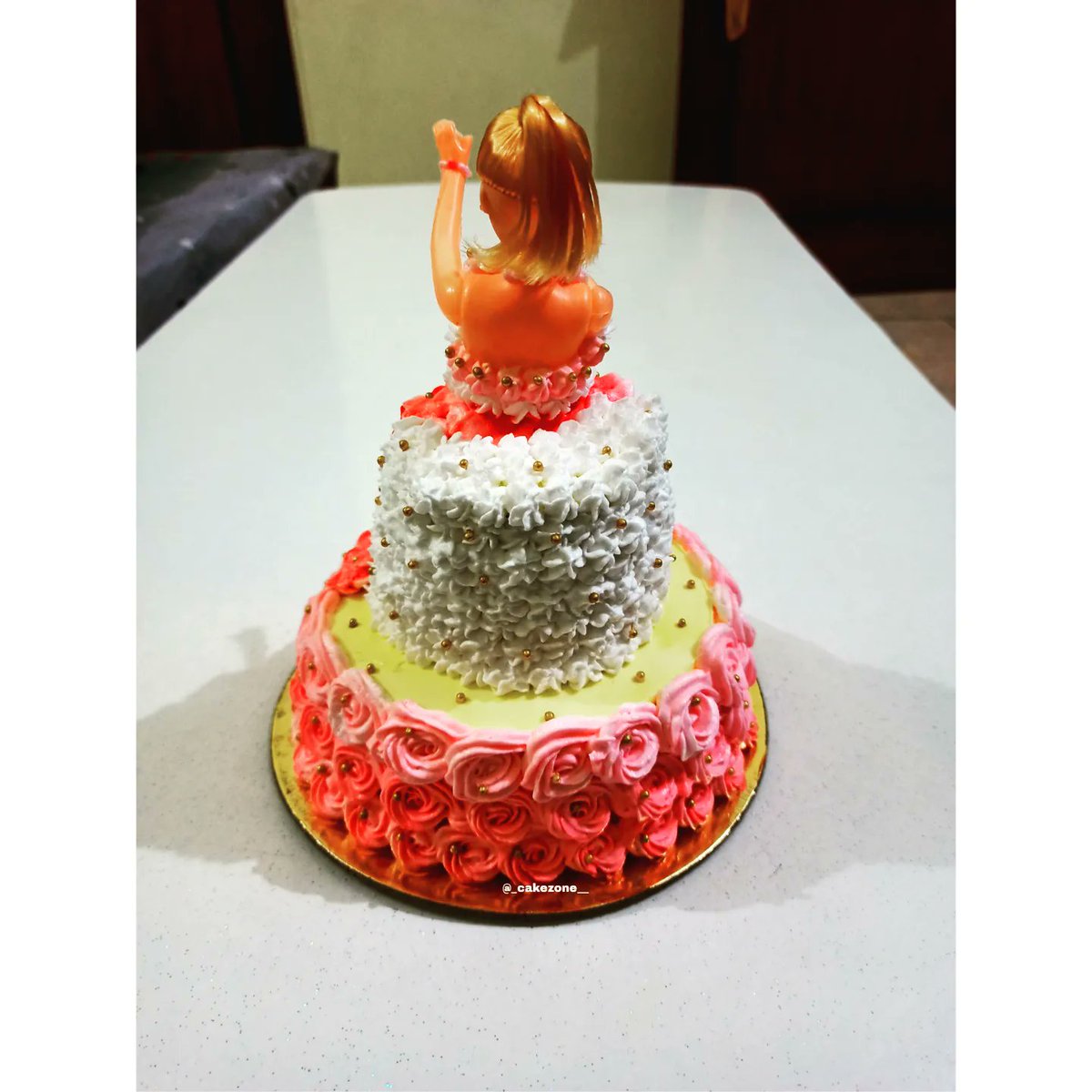 cakezone__'s tweet photo. ๐ฏ%Eggless๐
Tier Doll Cakeโค๏ธโค๏ธโค๏ธ
Rose flavour ๐น๐น
Direct message us for orders๐ฉ๐ฉ
.
.
#rose #flavours #newpost2022 #cheflife #cakedesign #dollcake #tiercake #egglessbakery #egglesscake #eggless #fairycake https://t.co/qhI9p5CG49