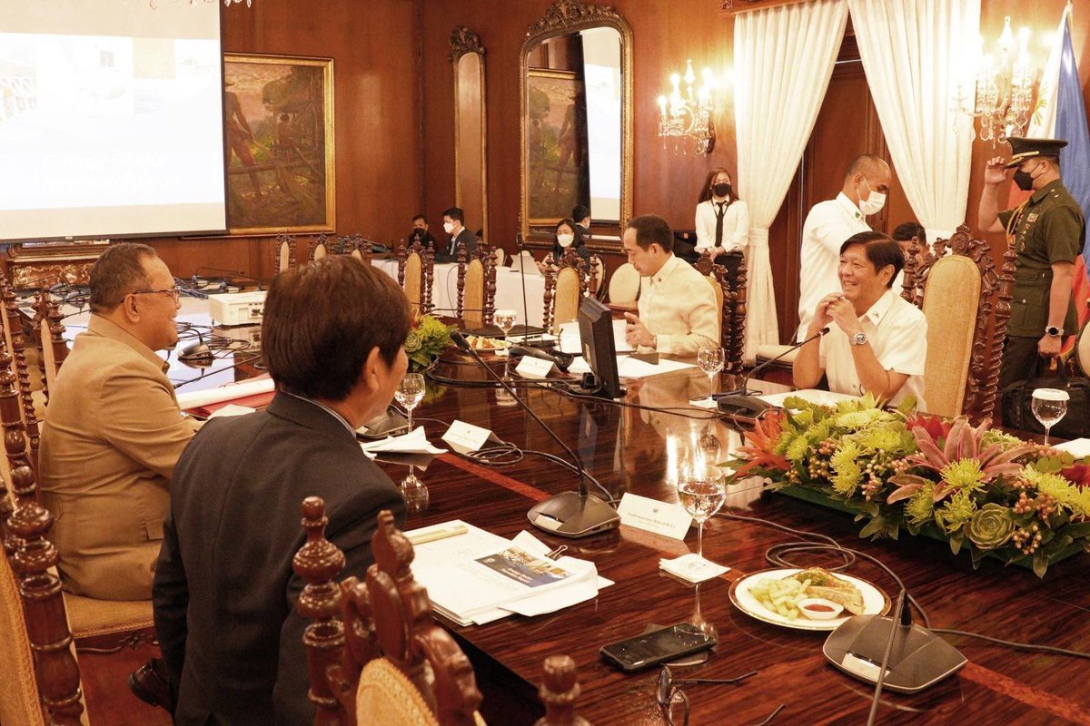 bongbongmarcos's tweet photo. Sa pandaigdigang krisis ng pagtaas ng presyo ng langis, isa sa magiging mahalagang kasama natin sa pagtugon ay ang Kagawaran ng Enerhiya. 

Masusing tinalakay ang ating mga susunod na hakbang at ang magiging direksyon ng departamento. https://t.co/VWgrabBCj2