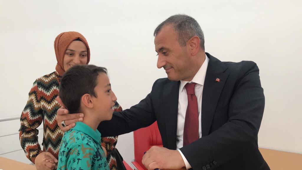 TCOrduValiligi's tweet photo. Valimiz @tuncaysonel, kendisinden randevu talebinde bulunmak suretiyle sorun, şikayet ve taleplerini iletmek isteyen vatandaşlarımızı kabul ederek, sıkıntılarına ve taleplerine çözüm bulmaya çalıştığı “Halk Günü”nde 345 vatandaşımızın derdine derman oldu. https://t.co/I8EQX8OQwa