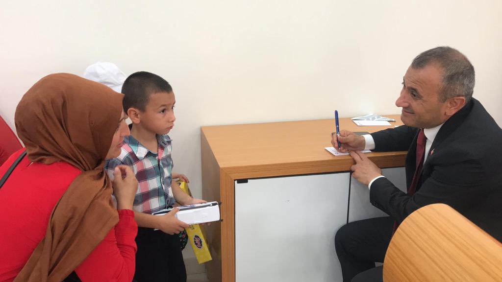 TCOrduValiligi's tweet photo. Valimiz @tuncaysonel, kendisinden randevu talebinde bulunmak suretiyle sorun, şikayet ve taleplerini iletmek isteyen vatandaşlarımızı kabul ederek, sıkıntılarına ve taleplerine çözüm bulmaya çalıştığı “Halk Günü”nde 345 vatandaşımızın derdine derman oldu. https://t.co/I8EQX8OQwa