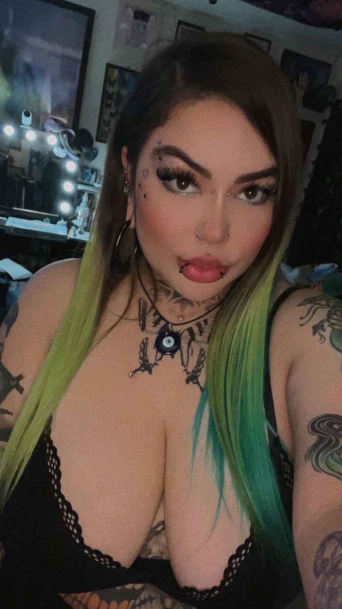 syntheecat's tweet photo. Almost forgot I was pretty https://t.co/5IGijlSFpS