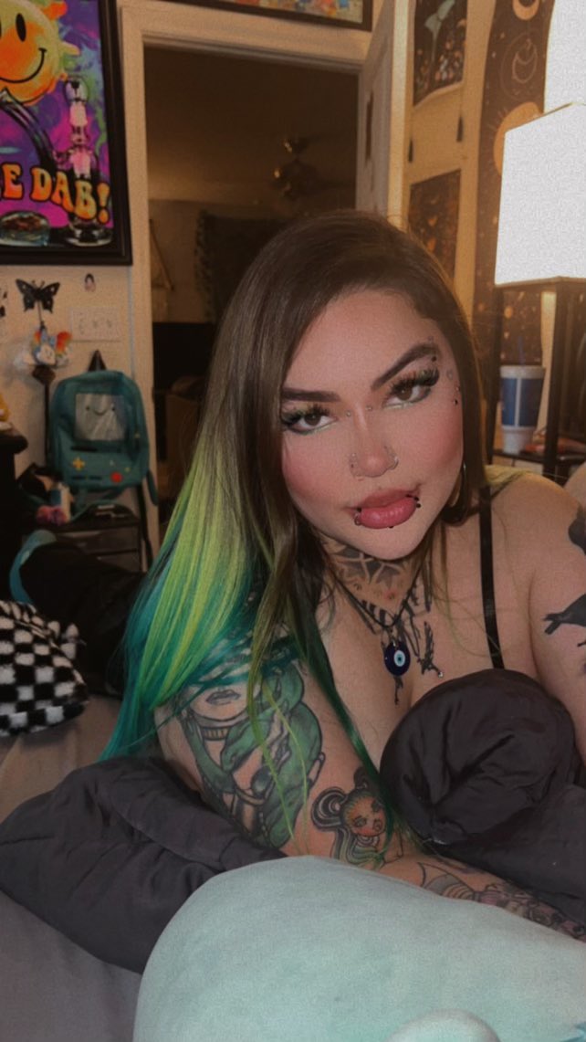 syntheecat's tweet photo. Almost forgot I was pretty https://t.co/5IGijlSFpS