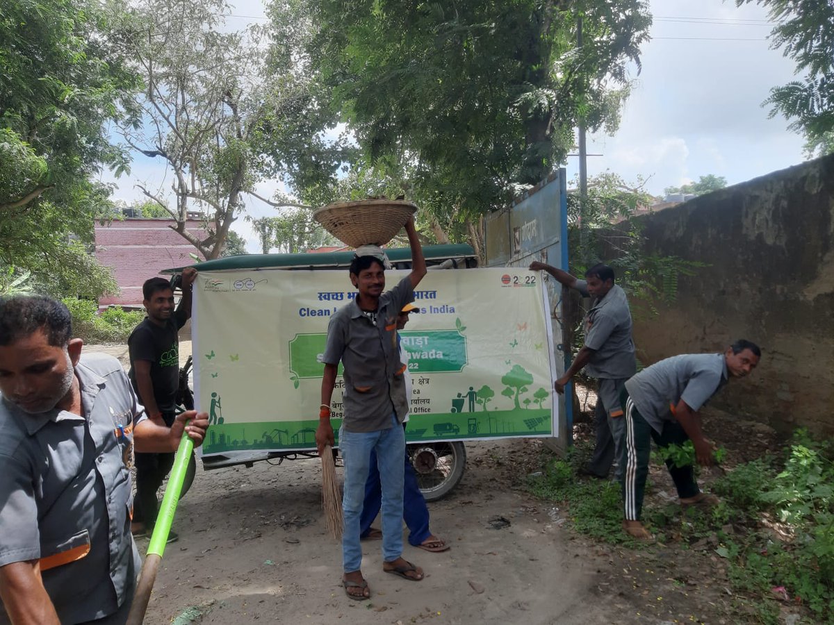 Begusarai_IDO's tweet photo. "Cleanliness is next to Godliness"
A cleanliness drive and Swacchta Pledge were taken by the staff of M/s Railway Men's CCOS, Katihar under Katihar-LSA, Begusarai Indane DO during the #SwachhtaPakhwada campaign.
@himiocl @IOCL_BIHAR @IndianOilcl @DirMktg_iocl @ChairmanIOCL https://t.co/hijQDJZuZ2