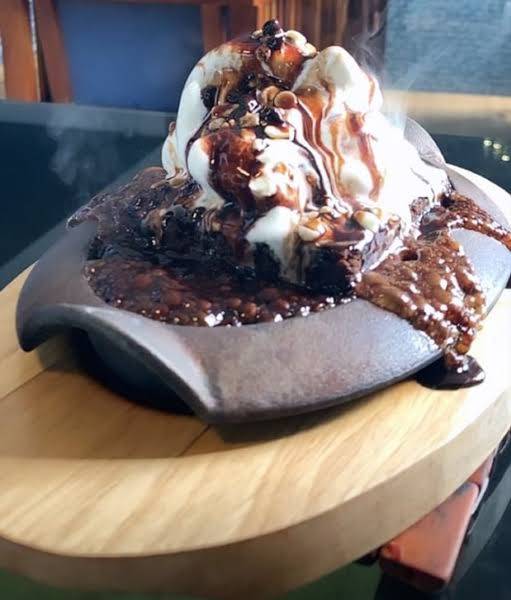 VDiariesYT's tweet photo. @ZacksJerryRig @soundcoreaudio Chocolate sizzling brownie with icecream 😋 hands down the best dessert ❤️ https://t.co/dnr9o0v5m7