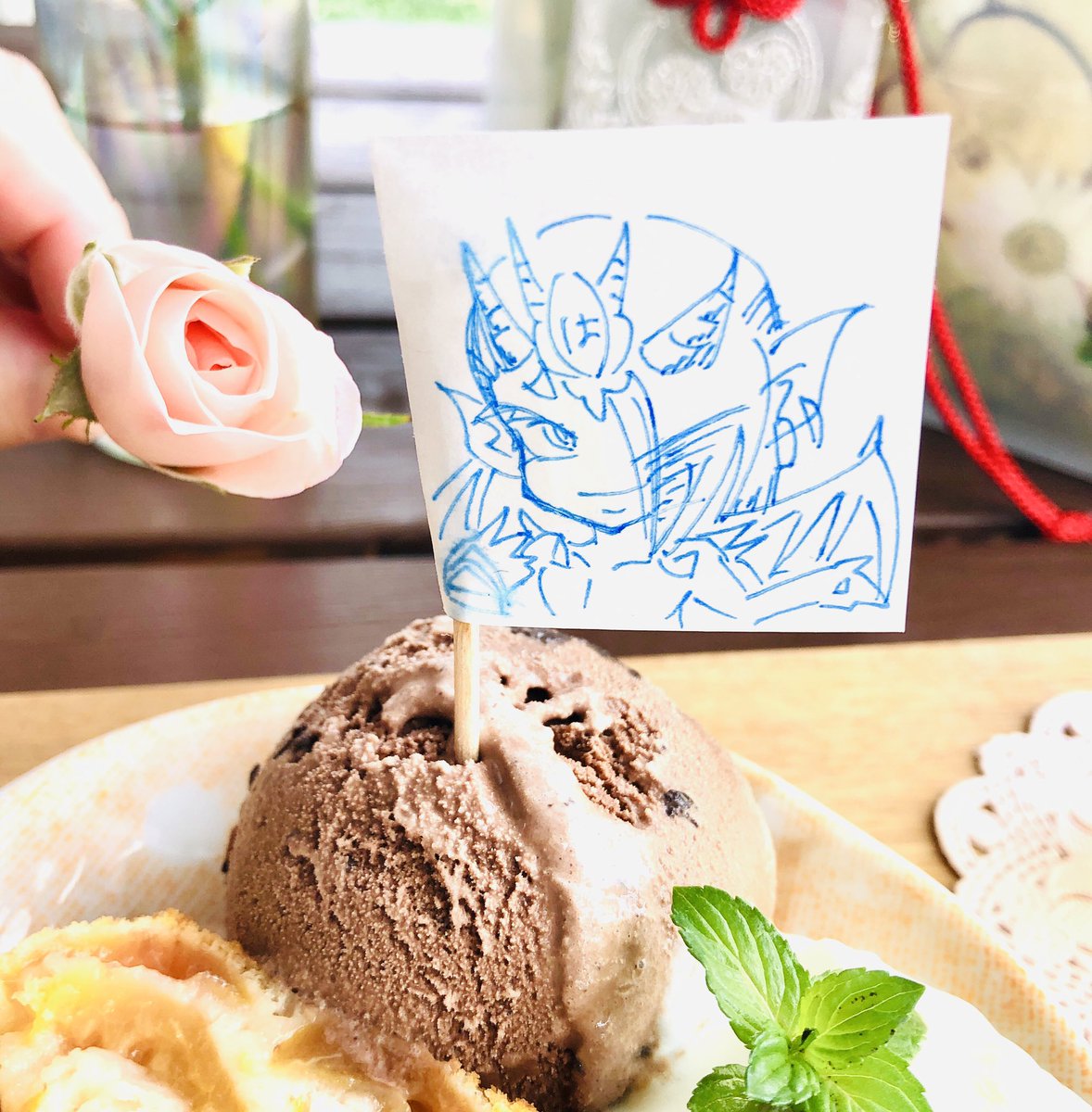 #コトダマンおうちカフェ部
夏の鞄持ってカフェに来ました〜♪(という体のおうちのテラスなので机側面の塗装が適当、許して)
「さくらんぼたくさん❤️ハイアシンスのパンケーキ」を頼んだよ💕(ボールペンで描いて滲ませるという😂)
この時期わりと京都行ってたから雰囲気だけでも!と京都のお守り! 
