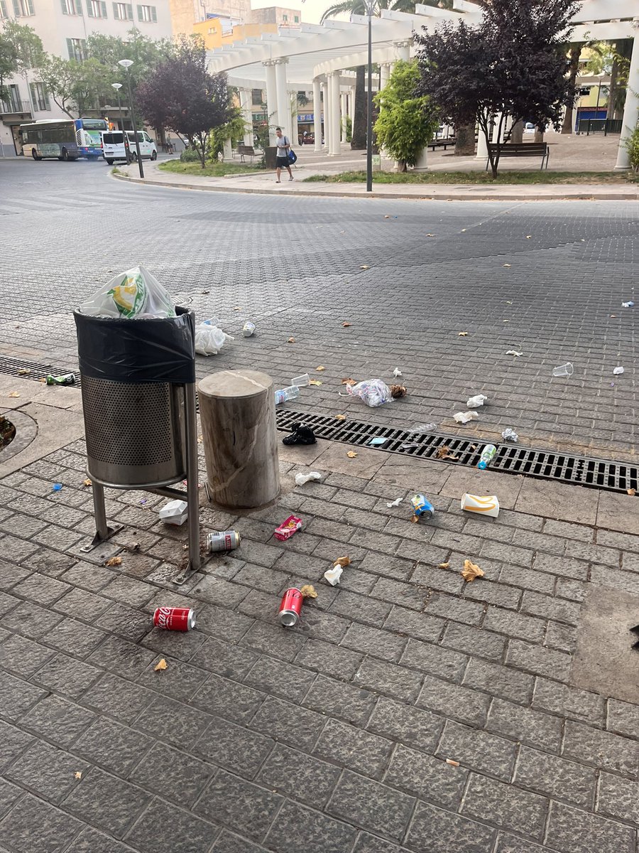 Preciosa imagen la que damos SR. <a href="/hila/">Jose Hila</a>! En el medio de la plaza de las columnas y frente a un hotel 4 🌟para que admiren los turistas. Palma cada día Mas sucia y dejada a manos de nadie.
#palmasucia #hilalimpiapalma