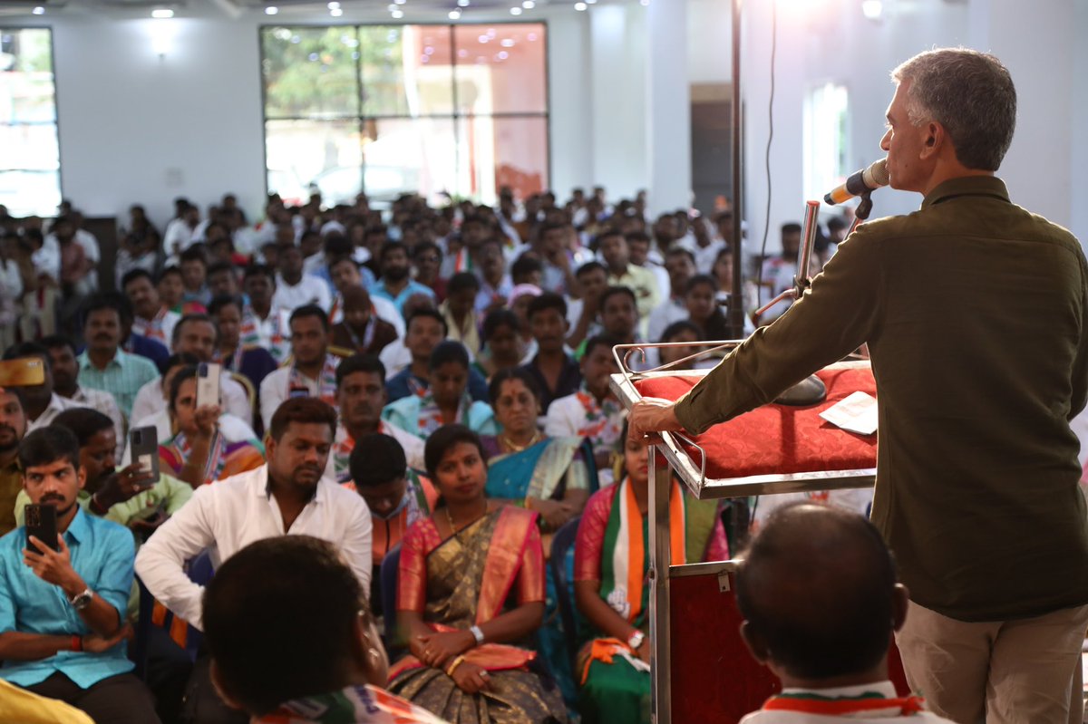 Had a great time meeting my workers and felicitating them for the #digitalmembershipdrive . Happy to see energetic #Congress workers of #Byatarayanapura. We are becoming stronger by the day.