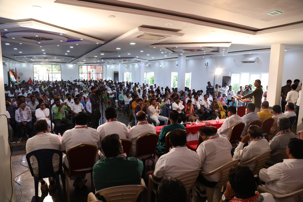 krishnabgowda's tweet photo. Had a great time meeting my workers and felicitating them for the #digitalmembershipdrive . Happy to see energetic #Congress workers of #Byatarayanapura. We are becoming stronger by the day. https://t.co/G3rvmIy6bz
