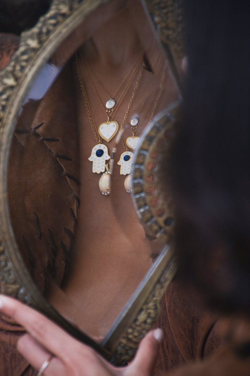 MukhiSisters's tweet image. Today’s style tip: wear monochromatic jewellery, especially when you’re always on-the-go! 💍✨💎 Check mukhisisters.com for more options #MukhiSisters #FineJewellery #StylingTip #PersonalStyle #StyleTip #Monochromatic #HowToStyleJewelry