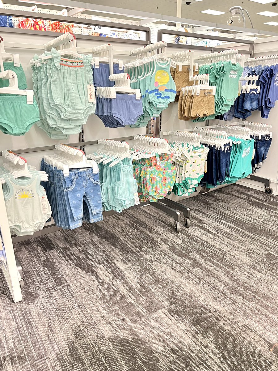 TgtCheyenne's tweet photo. Summer lovin’ our NIT floorpad 🏖☀️
#target #visualmerchandising #worksomewhereyoulove #standards 

@AmezquitaRay https://t.co/AyU1oFx60k