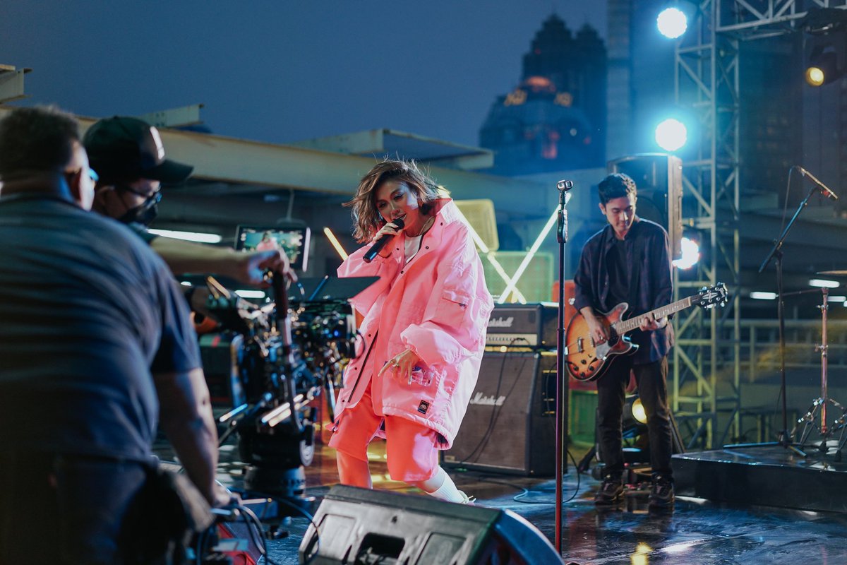 Setiap performance aku selalu berusaha menyalurkan energi positif for the audience! Seperti ini!