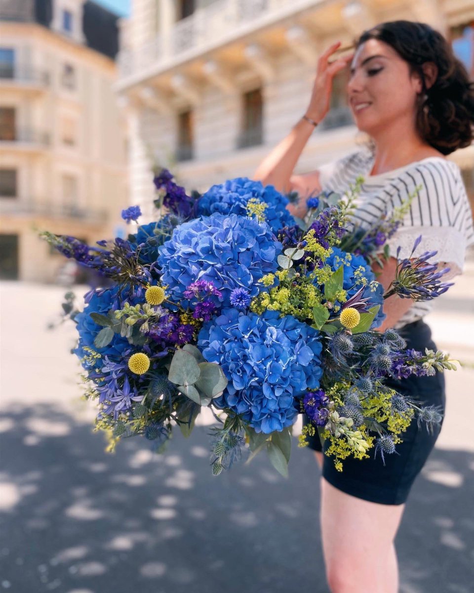 FleuriotFleurs's tweet photo. Big and beautiful because it’s summer! #fleuriot #fleuriotfleurs #fleuriot1920 #summerflorals #summerblooms #SummerVibes https://t.co/Js8dHbsiG4