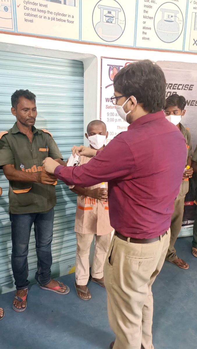 Begusarai_IDO's tweet photo. Keep calm &amp; maintain cleanliness,
A swachta pledge &amp; distribution of Mask &amp; Sanitizer to delivery boys by Mng, Purnea LSA at Pramila Indane, Purnea during #SwachhtaPakhwada campaign under Begusarai Indane DO.
@IndianOilcl @IOCL_BIHAR @ChairmanIOCL @DirMktg_iocl https://t.co/sqd1kBtnA4