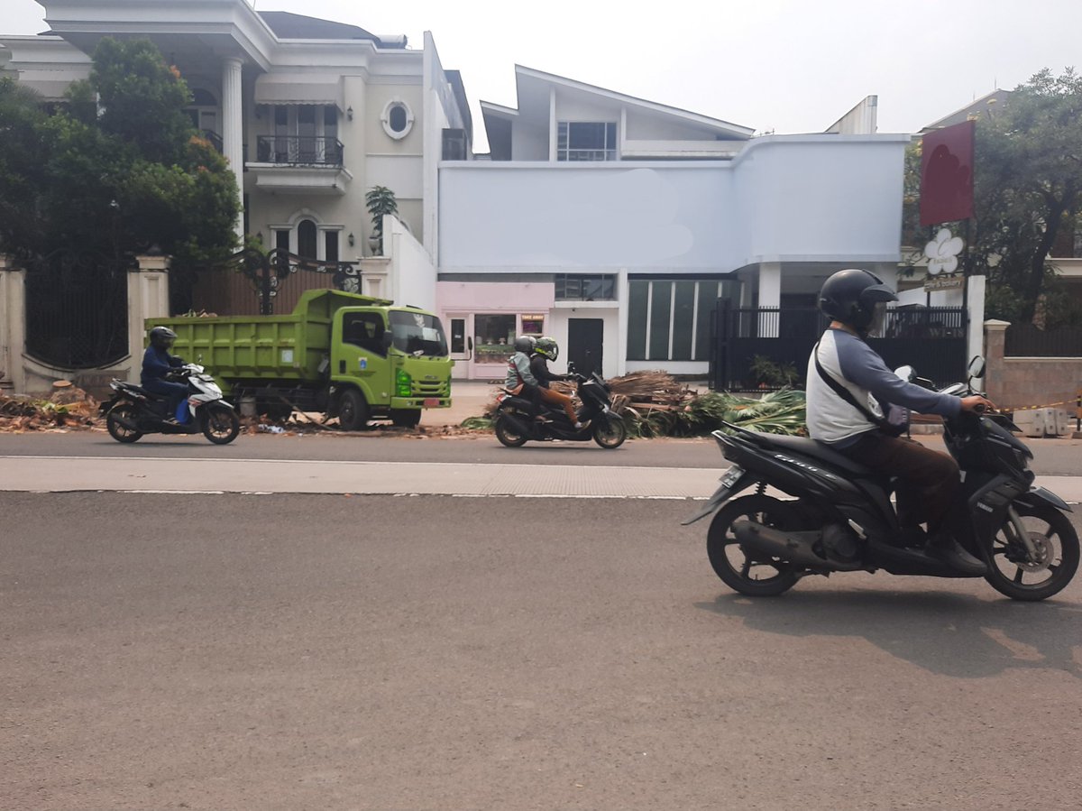 Pauline_Ang's tweet photo. Sebenernya hampir ga da pejalan kaki di daerah ini yg banyak pohonnya. Lalu dibikinin trotoar yg ptg banget dengan mengorbankan pohon2nya.😵 Saya jadi gagal paham.🤯
Kenapa pohonnya ga dipertahankan? 😒Kalo panas mang ada yg mo jln kaki disitu?🥴 https://t.co/WblTSzP4zv
