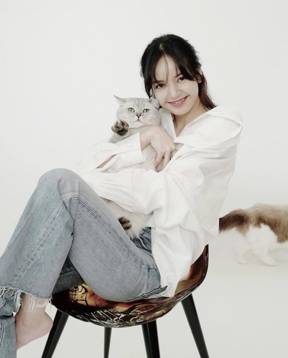 sriphirome's tweet photo. L I vote for #MTVLAKPOPLISA
#MTVLAFANDOMLISA
#MTVLAHITMONEY at this year's #PremiosMTVMIAW    
#LISA #LALISA #MONEY https://t.co/lv5i8SUq8i