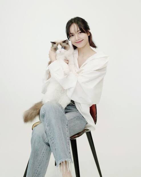 sriphirome's tweet photo. L I vote for #MTVLAKPOPLISA
#MTVLAFANDOMLISA
#MTVLAHITMONEY at this year's #PremiosMTVMIAW    
#LISA #LALISA #MONEY https://t.co/lvirDVLz8T