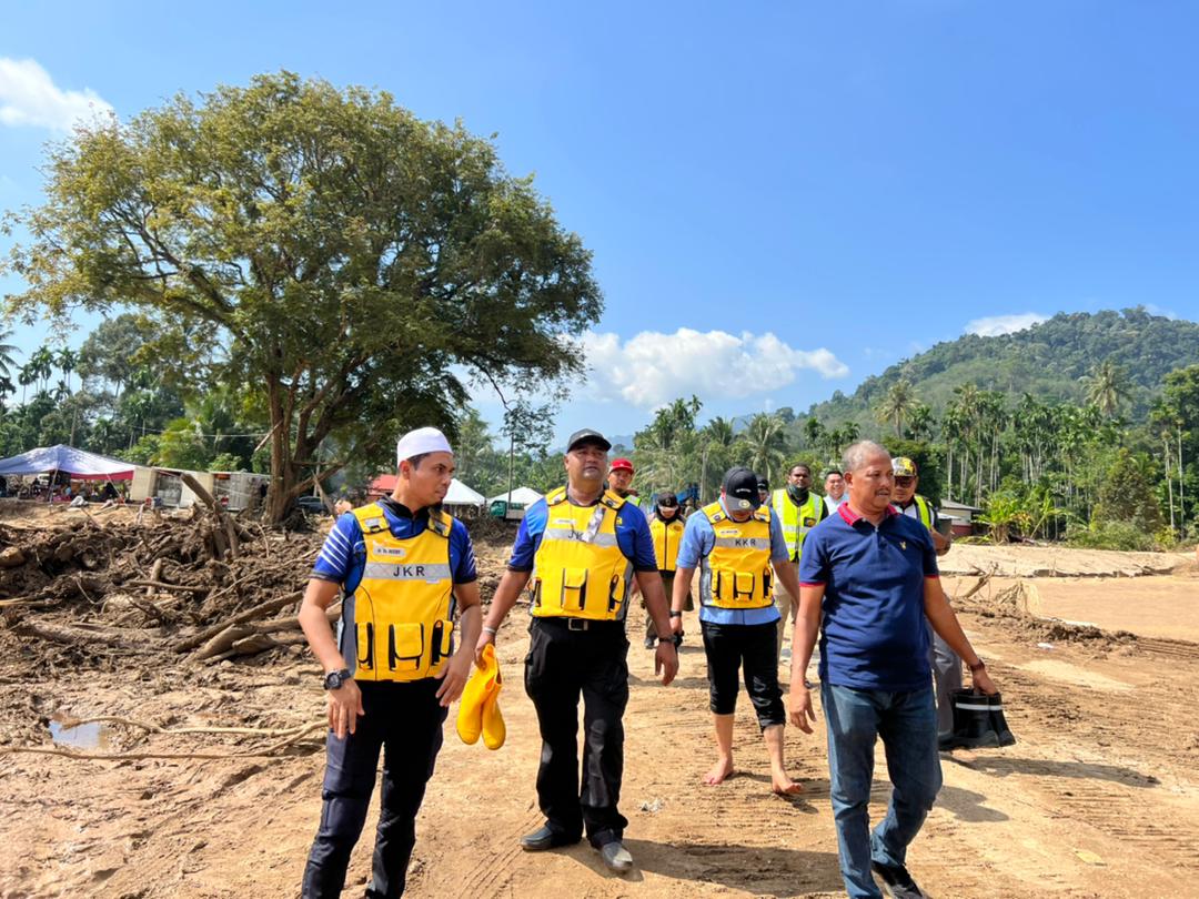 jkr_kedah's tweet photo. Lawatan Dato' Wira Wan Ahmad Uzir bin Haji Wan Sulaiman, KSU KKR ke kawasan yang terjejas serta kerosakan jambatan di Baling.
@jkr_kedah 
@MOWorks 
@JKRMalaysia 
@KkrKsu https://t.co/wMBCEhaiNG