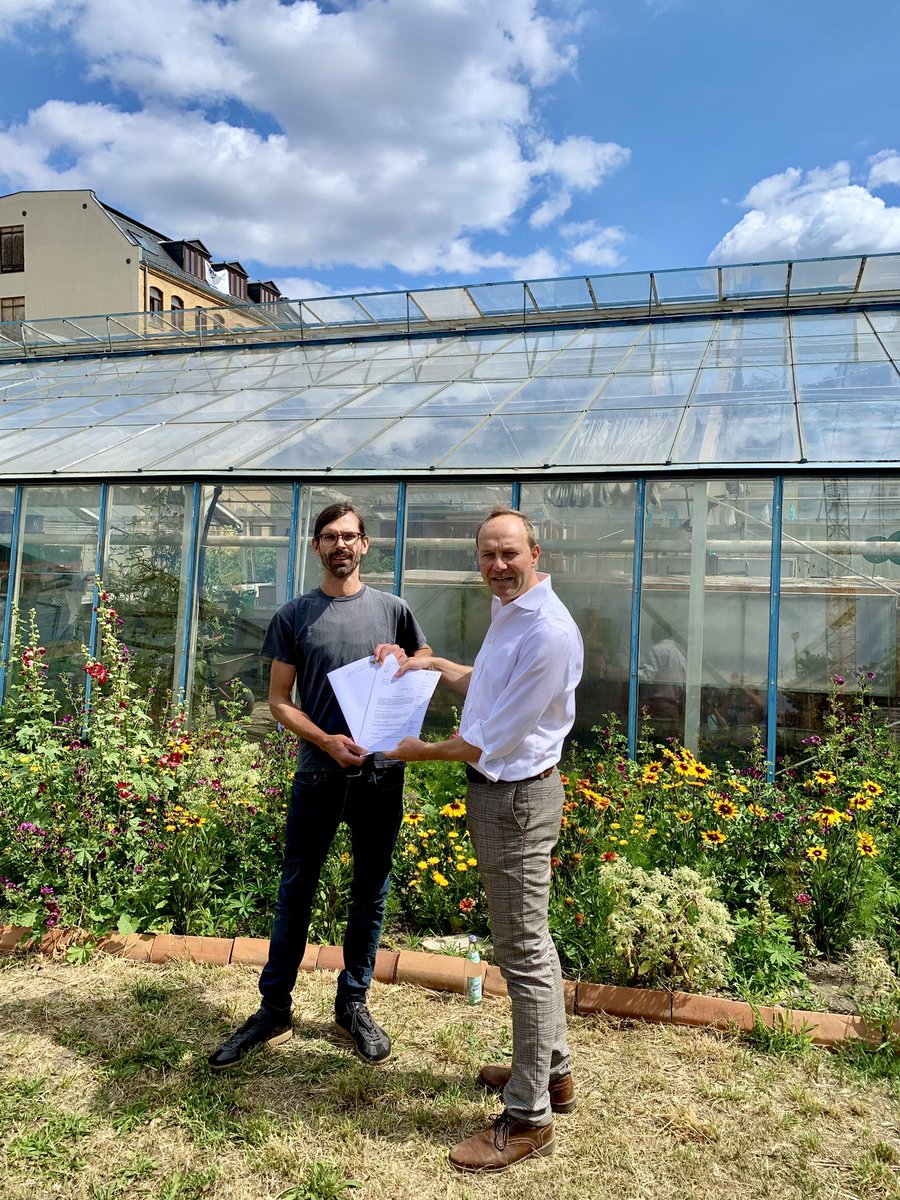 Gruen_WGuenther's tweet photo. Urban Gardening: kürzer vom Feld auf den Teller geht es kaum. #Annalinde baut seit Jahren Lebensmittel mitten in Leipzig an. Jetzt sollen öffentliche Demonstrationsgärten in #Lindenau und Dresden-#Pieschen entstehen. Wir fördern das mit 214.378 Euro. PM 👉 https://t.co/79fsLQeKhJ https://t.co/1nCrwGrGoc