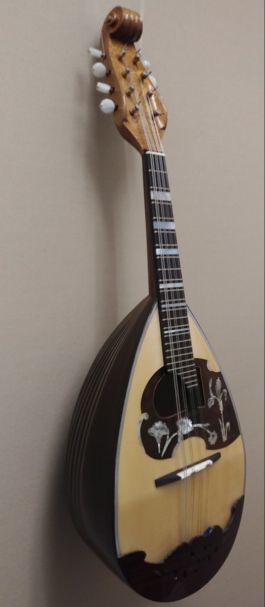 yamano_guitar's tweet image. カラーチェ特別モデル16bis Specialの次回入荷は7月末頃を予定しております。表板松と杉各1本ずつ。山野楽器だけの限定品、No.16bisとクラシコAの良いトコ取り。姿の美しさだけではなく繊細で深い音色が人気の秘密です。正に早い者勝ち！　bit.ly/3bWtT2M
#Calace  #カラーチェ  #マンドリン