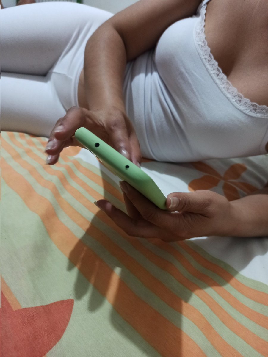 Ella revisando Twitter