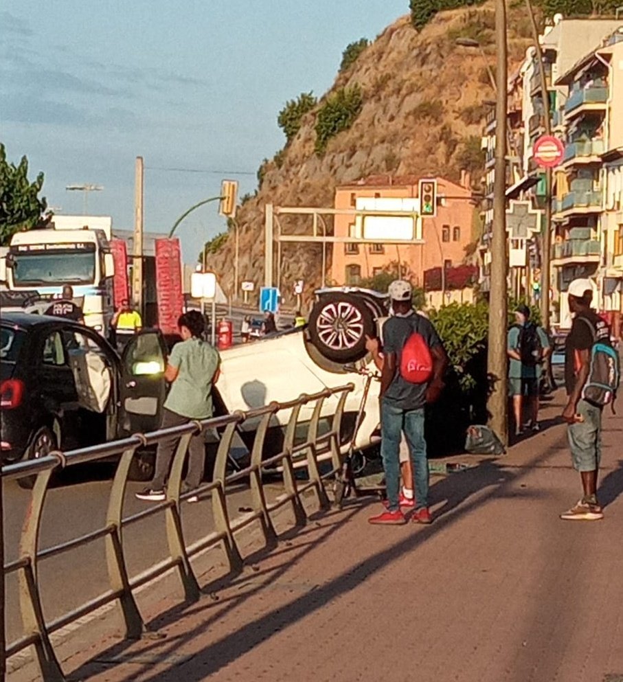 #transit accident N-II davant de l'estació de tren. Circulació restringida. Ja hi ha serveis d'emergència. Recomanem no utilitzar aquesta via i entrar i sortir d'Arenys per la part alta o cap a Canet.