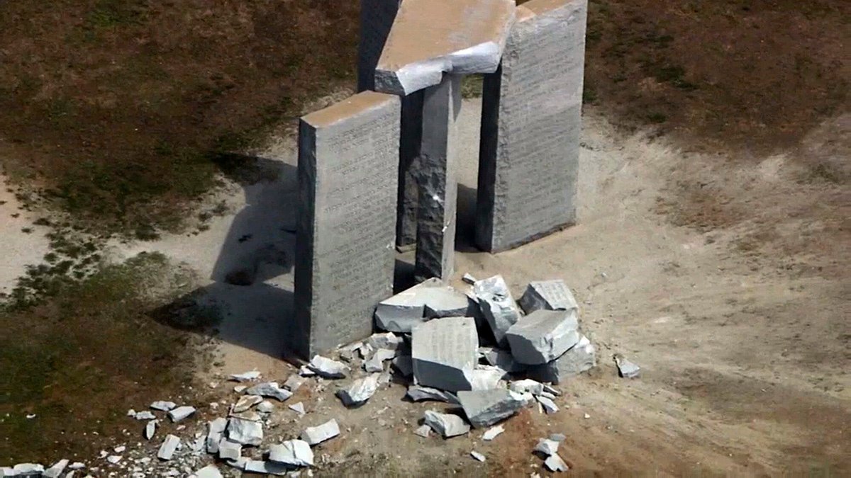 idrissaberkane's tweet photo. Les « Georgia Guidestones » ont été détruites le 6 juillet.

Littéralement « pierres de guidance », ce monument New Age au financement opaque prétendait guider l’Humanité en cas d’apocalypse en déclarant formellement : « gardez bien la population mondiale sous les 500 millions » https://t.co/kuR4hmw27t