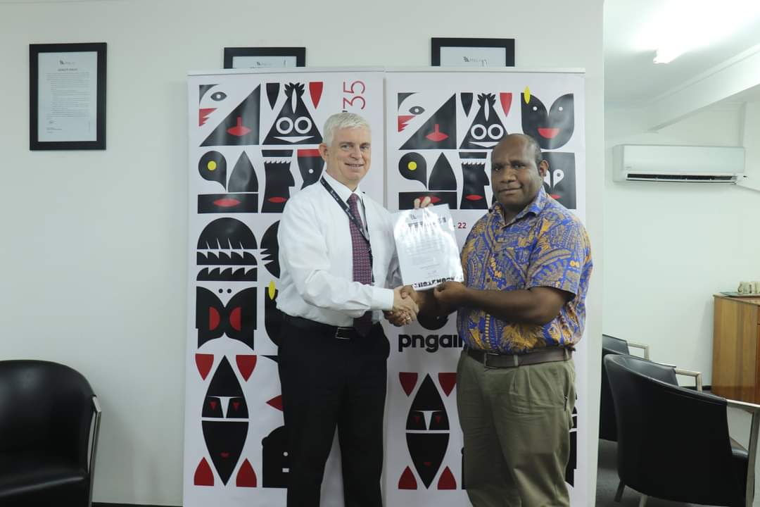 pngaff1's tweet photo. PNG Air is now the official Airline Partner of PNG American Football Federation.
Picture: PNG Air Chief Commercial officer, Mr. Simon C. Pitt Presenting The PNG Air Tickets to PNG American Football President Mr. Timothy Dom Jim.
#partnership #PNGAir #PNGAFF #AmericanFootball https://t.co/xngOyLXsr2