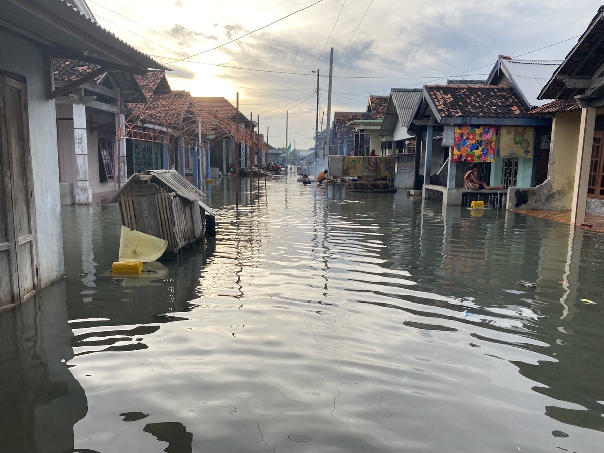 Masykoer81's tweet photo. Duduk tertindas atau bangkit melawan Karena diam adalah bentuk penghianatan. #RobBonang #RobBonangDemak #BonangMenolakTenggelam https://t.co/Hnf44LpLxW