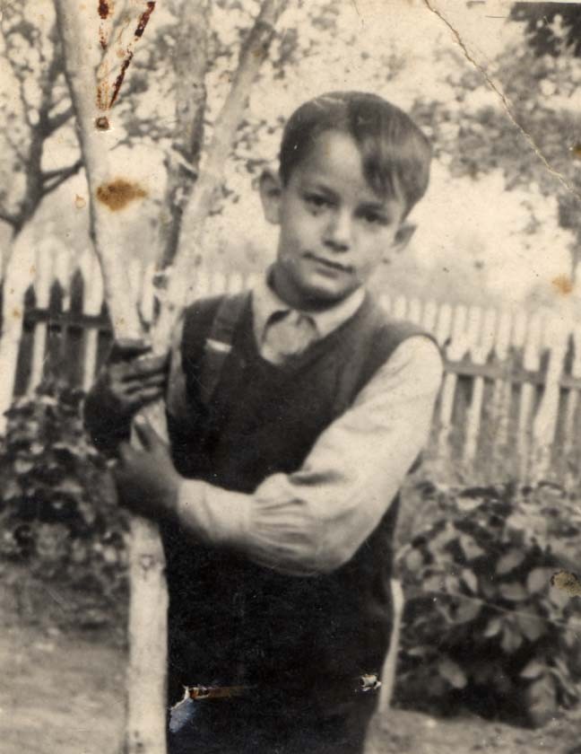 AuschwitzMuseum's tweet photo. 7 July 1930 | A Polish Jew, Menachem Chalemski, was born. He lived in Łódź.

In 1944 he was deported to #Auschwitz from #Litzmannstadt Ghetto. He did not survive. https://t.co/ABdnOwn0xj