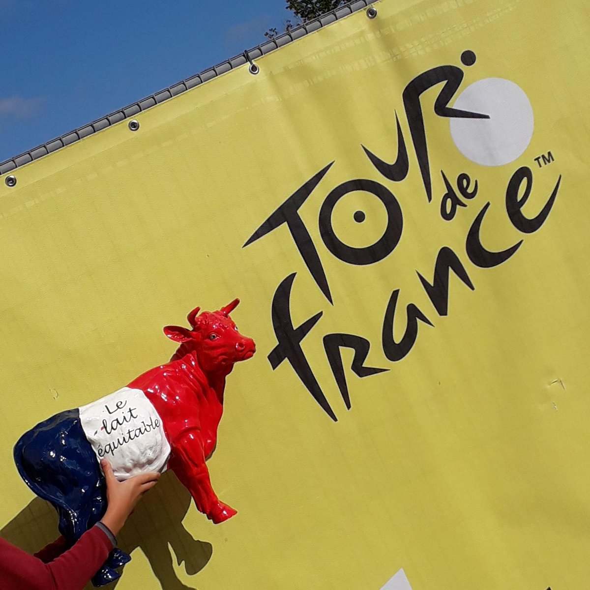 Fairefrance's tweet photo. Notre #Justine soutient les cyclistes sur le #tourdefrance2022, merci à nos #agris #FaireFrance qui passent du temps à promouvoir notre belle marque de #LaitEquitable ! Vous êtes les meilleurs ! 👏👍🥳🤩 (extrait vidéo du tour à suivre !) https://t.co/znpexNSR0M