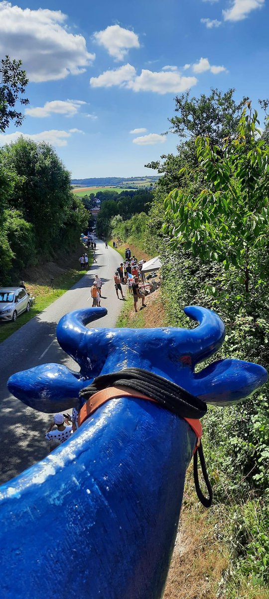 Fairefrance's tweet photo. Notre #Justine soutient les cyclistes sur le #tourdefrance2022, merci à nos #agris #FaireFrance qui passent du temps à promouvoir notre belle marque de #LaitEquitable ! Vous êtes les meilleurs ! 👏👍🥳🤩 (extrait vidéo du tour à suivre !) https://t.co/znpexNSR0M