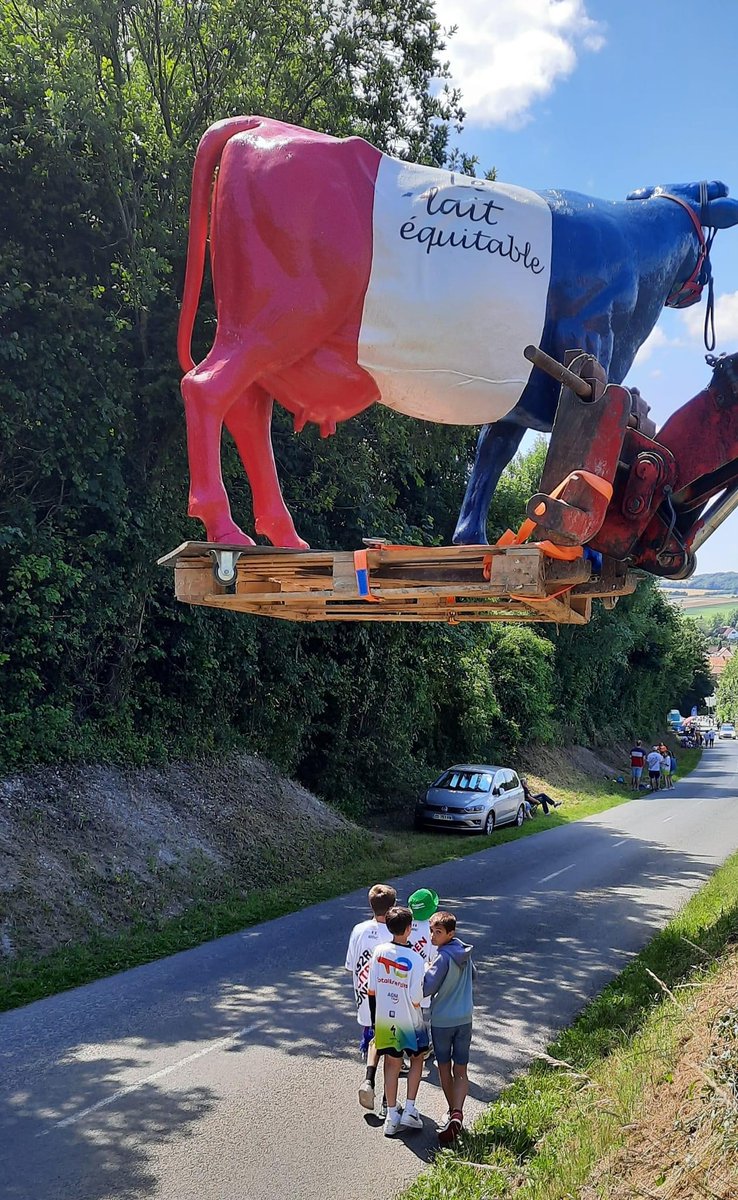 Fairefrance's tweet photo. Notre #Justine soutient les cyclistes sur le #tourdefrance2022, merci à nos #agris #FaireFrance qui passent du temps à promouvoir notre belle marque de #LaitEquitable ! Vous êtes les meilleurs ! 👏👍🥳🤩 (extrait vidéo du tour à suivre !) https://t.co/znpexNSR0M
