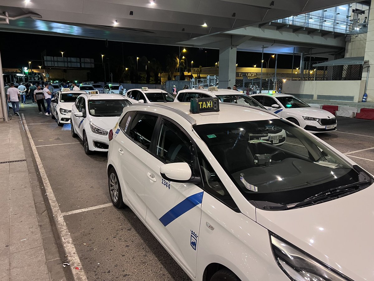 El taxi de #Málaga ha protestado esta noche con un paro en el #aeropuerto tras la brutal agresión a un conductor. Numerosos turistas quedaron atrapados en la terminal cadenaser.com/andalucia/2022…