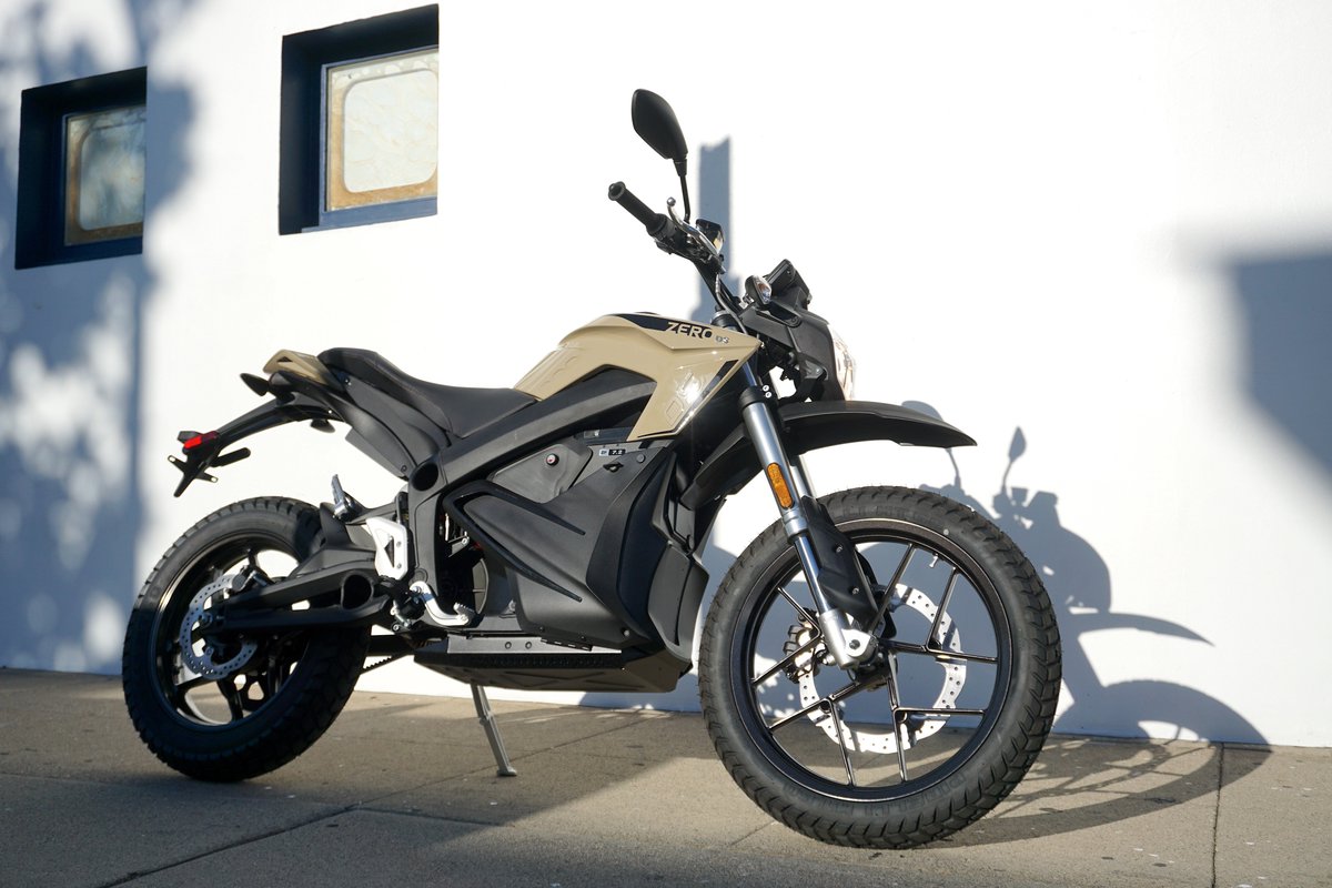 HWoodElectrics's tweet photo. This 2022 #ZeroDS #Motorcycle… Thrills in the sun, doesn’t mind waiting in the shade, but always, Electric...
& only 1-2 Cents/Mile to Ride!
#MadeInUSA, in NorCal.
Available for you in #SoCal, at #HollywoodElectrics, in #LosAngeles.
1/2 https://t.co/pFC69KGZXs