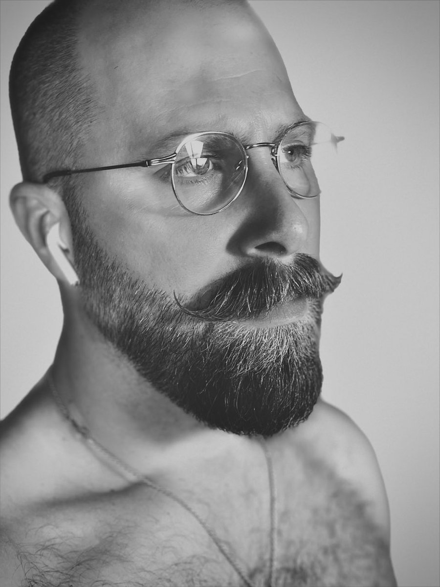 New diet, new workouts, new beard.
I kinda like this new guy.