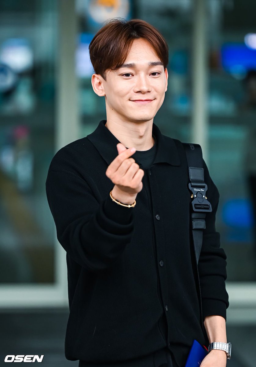 Fitraa211's tweet photo. siapa yang kangennya terobati ! cung dulu ! ya aku.... 
lucu banget akhirnya liat dia senyum natap kameraaa huhuhu 😍

#CHEN #CHENtoLONDON #JONGDAE #EXO @weareoneEXO https://t.co/rSdM8YM1TA