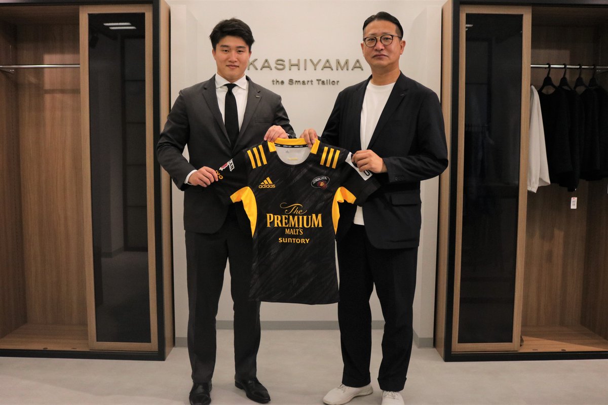 kashiyama1927's tweet photo. #サンゴリアス の皆様がシーズン終了のご報告にKASHIYAMA本社に来社されました！

#リーグワン は惜しくも準優勝という結果でしたが、最後まであきらめず前に向かっていく姿に感動しました。

#KASHIYAMA はこれからもオフィシャルスーツでサンゴリアスを応援していきます！

写真は下川甲嗣選手です。 https://t.co/tY39Tw673V